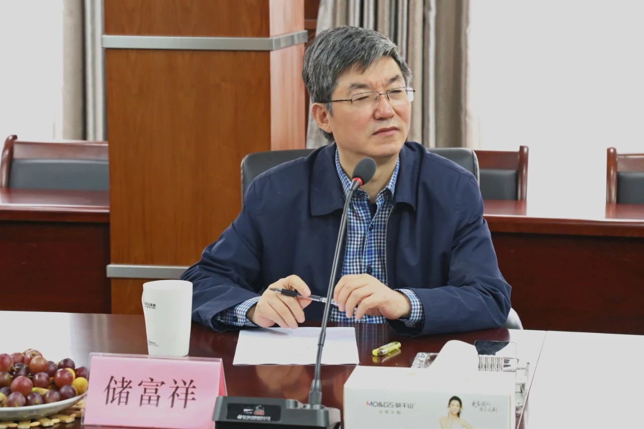 原所长叶克林,副所长吕斌,化学研究室主任李改云几位院领导应董事长顾